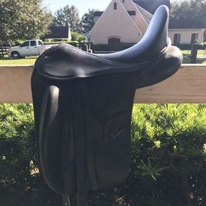 17" Hennig Sofa Dressage saddle